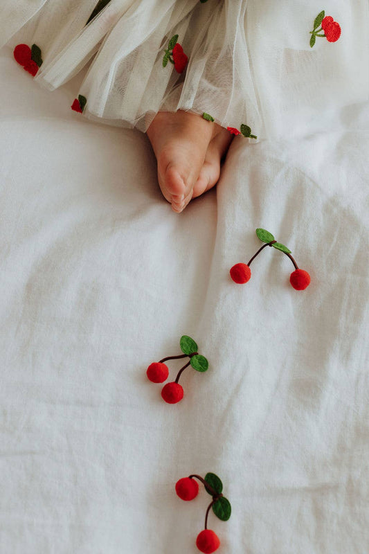 Cape en tulle à motif cerises — photographie complémentaire 2, Luciole et Petit Pois