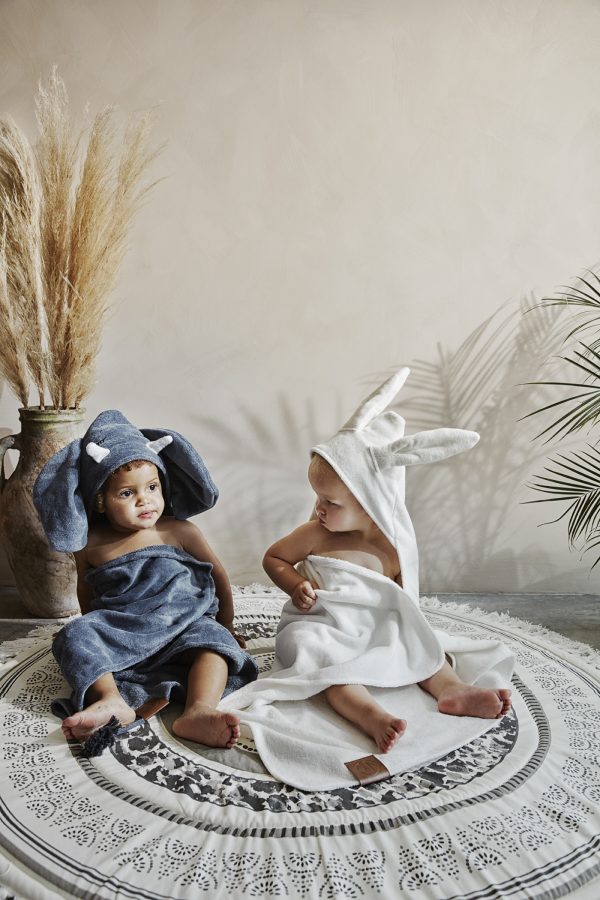 Canilla White Bath Cape
