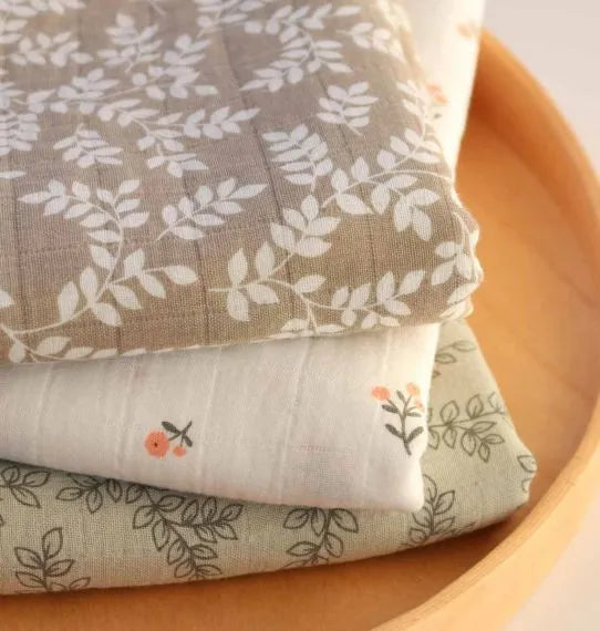 Lot de 2 langes en coton bio - Feuilles Sauge – vue 9 – A Little Lovely Company