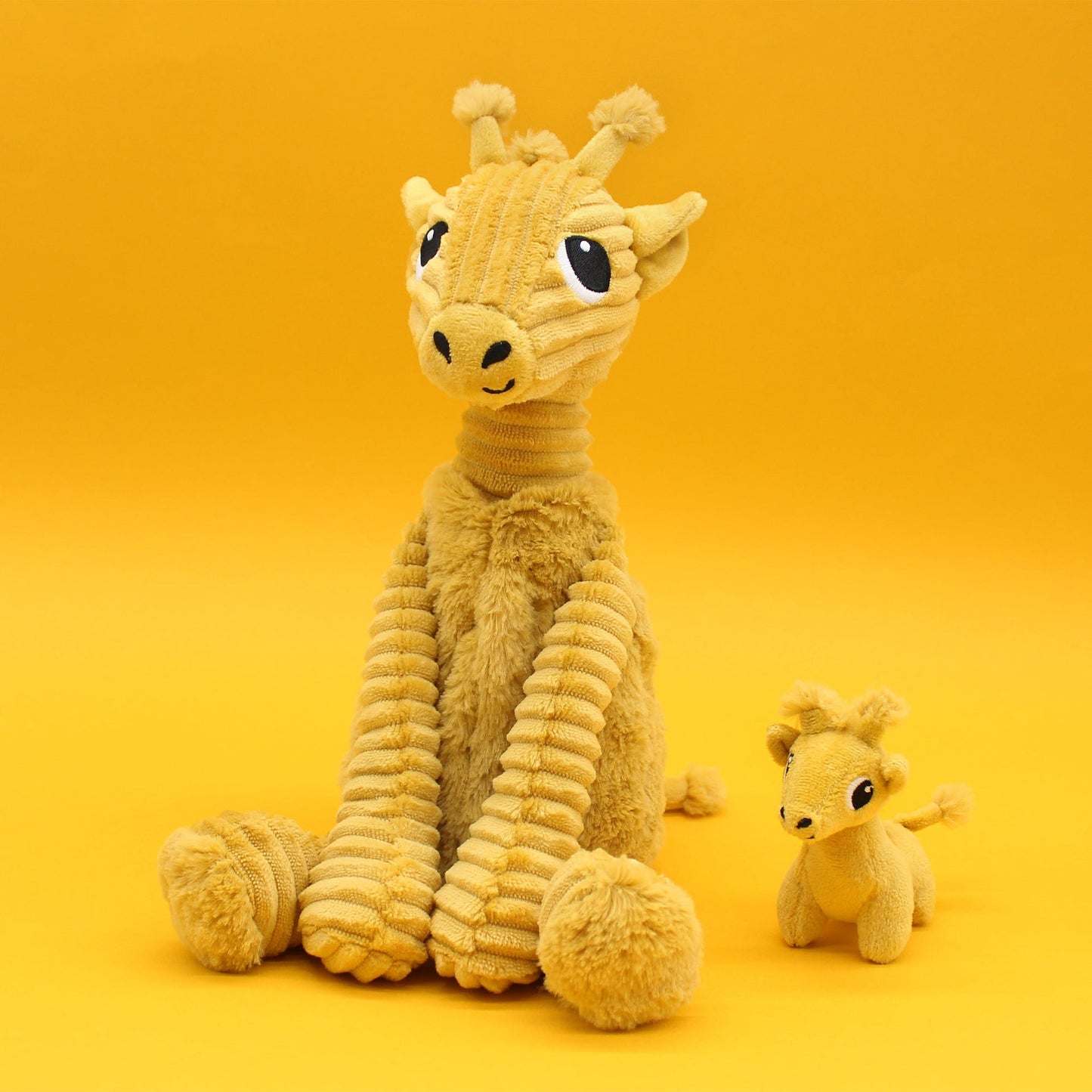 Peluche girafe Loncou maman et son bébé jaune moutarde – Les Ptipotos – vue 3