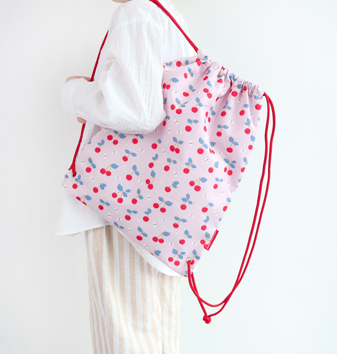 Sac à cordons enfant - Cerises – vue 3 – A Little Lovely Company