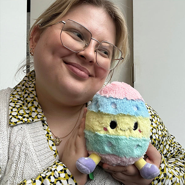 Peluche Snacker Squishable – Œuf Décoré