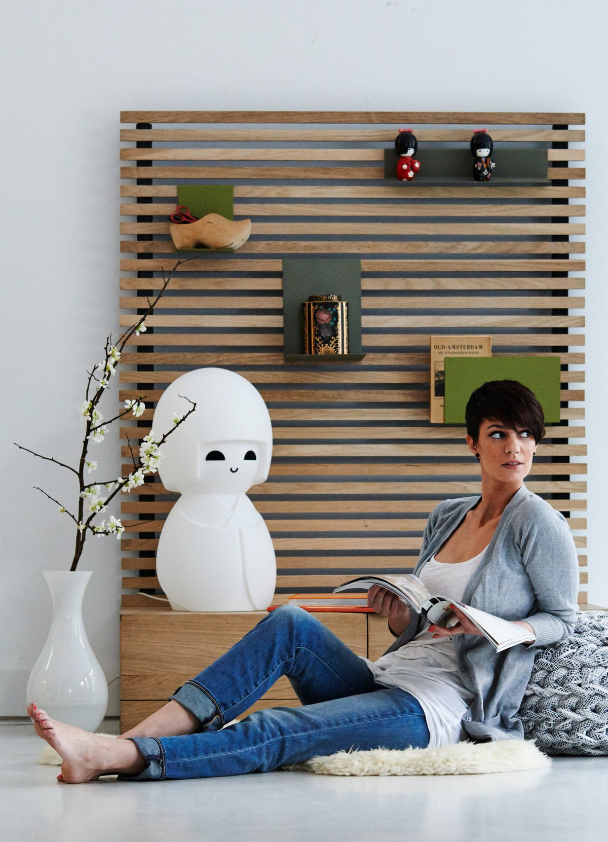 Lampe Kokeshi Mr Maria dans un intérieur, photographie 3